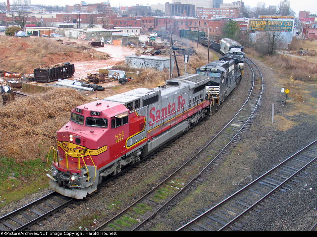 BNSF 881 leads NS train 349 around the curve at Boylan